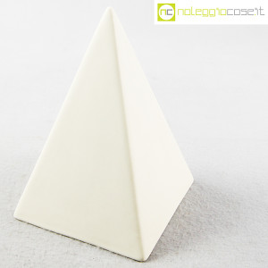 piramide-in-ceramica-bianca-1