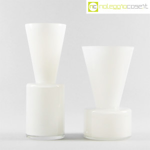 Ambrogio Pozzi Design, coppia di vasi in vetro incamiciato bianco, Ambrogio Pozzi (1)