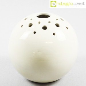 Ibis Cunardo, sfera bianca in ceramica con fori (1)