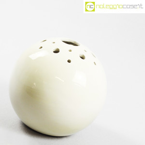 Ibis Cunardo, sfera bianca in ceramica con fori (3)