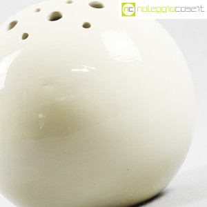 Ibis Cunardo, sfera bianca in ceramica con fori (7)