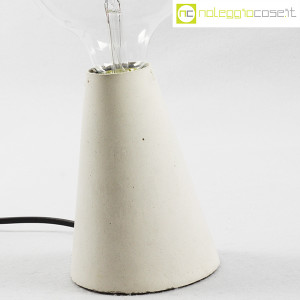 Lampada con base in cemento grigio (7)