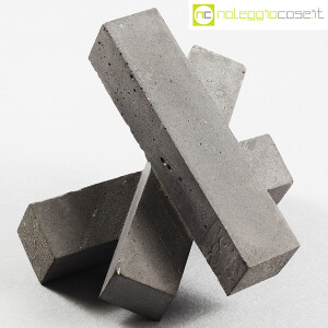Oggetto scultura a tre assi in cemento (1)