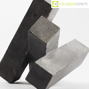 Oggetto scultura a tre assi in cemento (8)