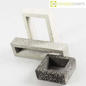 Elementi in cemento grigio ghiaioso (4)