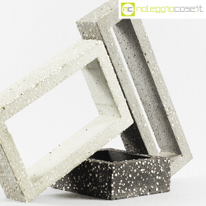 Elementi in cemento grigio ghiaioso (5)
