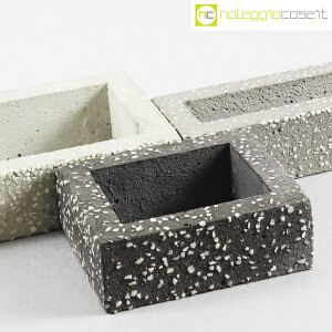 Elementi in cemento grigio ghiaioso (8)