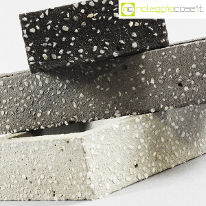 Elementi in cemento grigio ghiaioso (9)