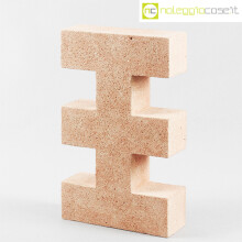 Elemento in cemento materico rosa