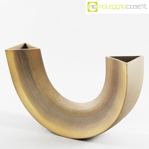 Tasca Ceramiche, vaso curvo a sezione triangolare, Alessio Tasca (1)