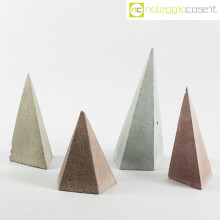 Piramidi irregolari in cemento colorato