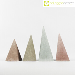 Piramidi irregolari in cemento colorato (2)