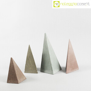 Piramidi irregolari in cemento colorato (3)