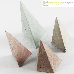 Piramidi irregolari in cemento colorato (4)