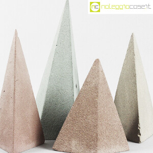 Piramidi irregolari in cemento colorato (5)