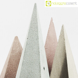 Piramidi irregolari in cemento colorato (6)
