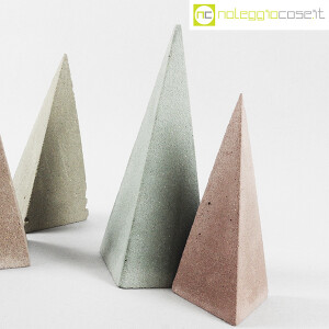 Piramidi irregolari in cemento colorato (7)