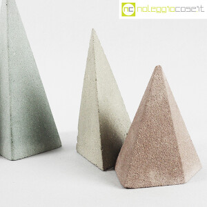 Piramidi irregolari in cemento colorato (8)