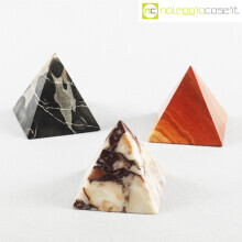 Piramidi piccole in marmo