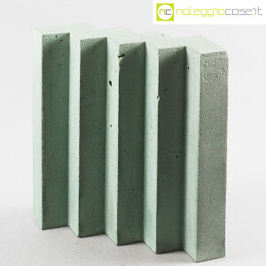 Struttura a zig-zag in cemento azzurro-verde (1)