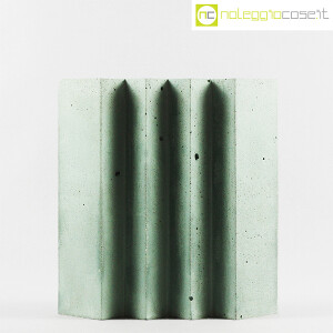 Struttura a zig-zag in cemento azzurro-verde (2)