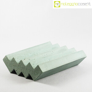 Struttura a zig-zag in cemento azzurro-verde (3)