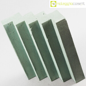 Struttura a zig-zag in cemento azzurro-verde (4)