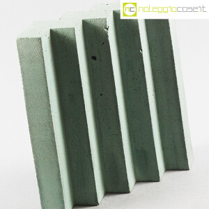 Struttura a zig-zag in cemento azzurro-verde (5)