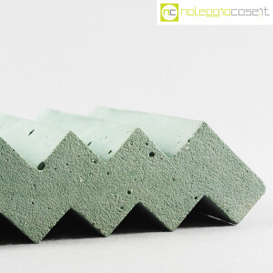 Struttura a zig-zag in cemento azzurro-verde (6)