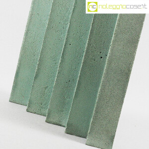 Struttura a zig-zag in cemento azzurro-verde (7)