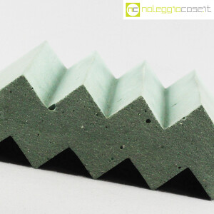 Struttura a zig-zag in cemento azzurro-verde (8)