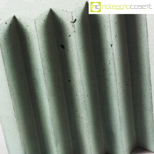 Struttura a zig-zag in cemento azzurro-verde (9)