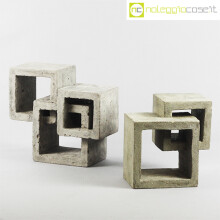 Cubi intersecati in cemento grezzo