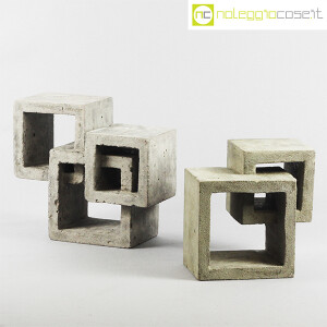 Cubi intersecati in cemento grezzo (1)