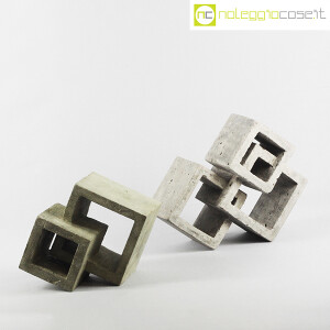 Cubi intersecati in cemento grezzo (3)