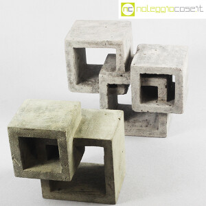 Cubi intersecati in cemento grezzo (4)