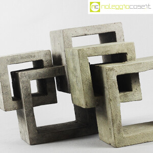 Cubi intersecati in cemento grezzo (5)