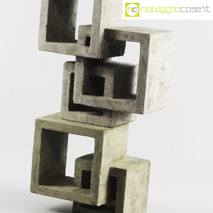 Cubi intersecati in cemento grezzo (6)
