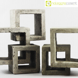 Cubi intersecati in cemento grezzo (7)