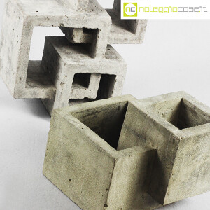 Cubi intersecati in cemento grezzo (8)