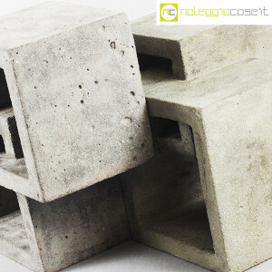 Cubi intersecati in cemento grezzo (9)